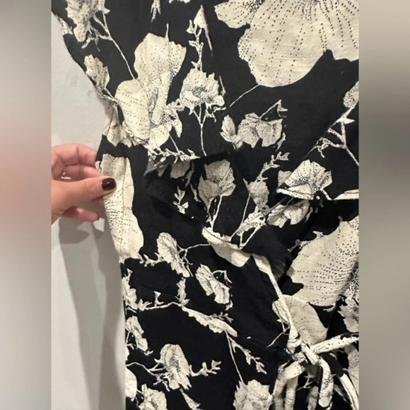 Gently used Free People Wrap dress in black floral‎ print.  Size XS G0199 - Picture 9 of 11